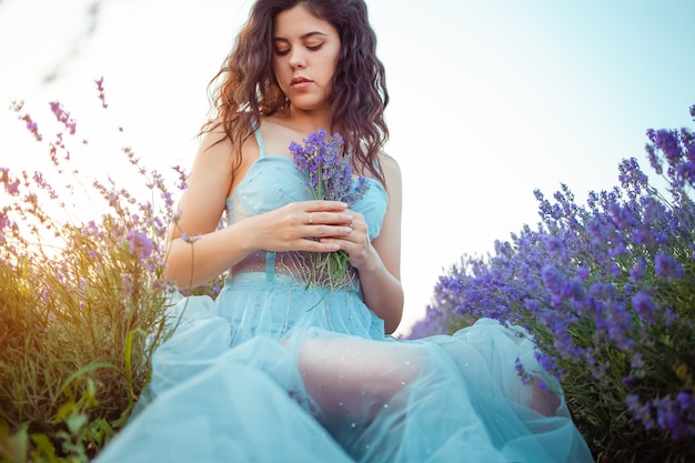 Belle jeune femme dans un champ de lavande