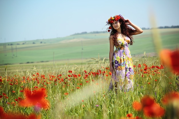 Belle jeune femme dans le champ de pavot