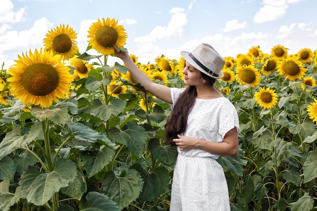 Belle jeune femme dans un champ de tournesol