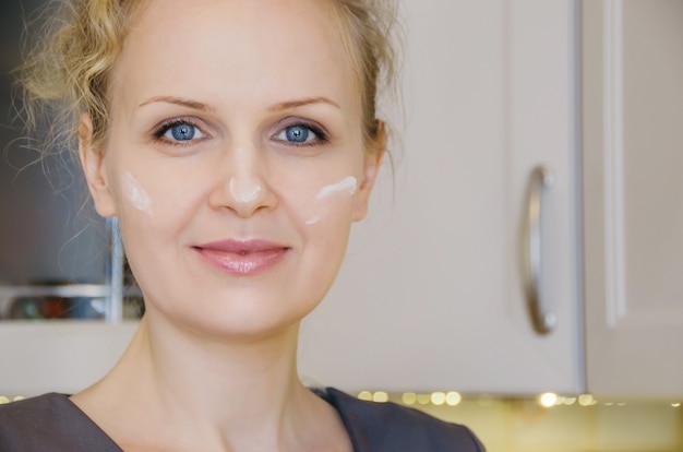 Photo belle jeune femme dans la cuisine