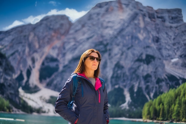 belle jeune femme dans les dolomites italie