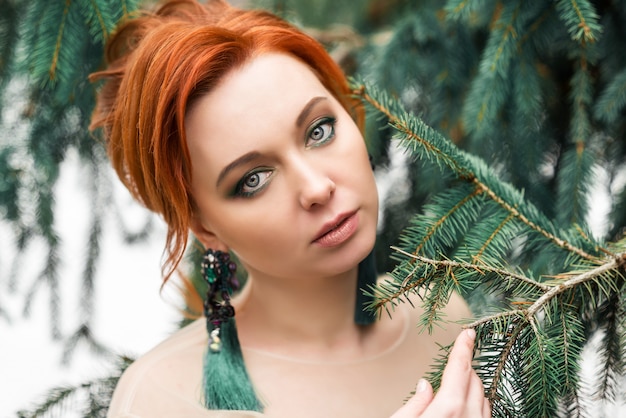 Belle jeune femme dans une forêt verte