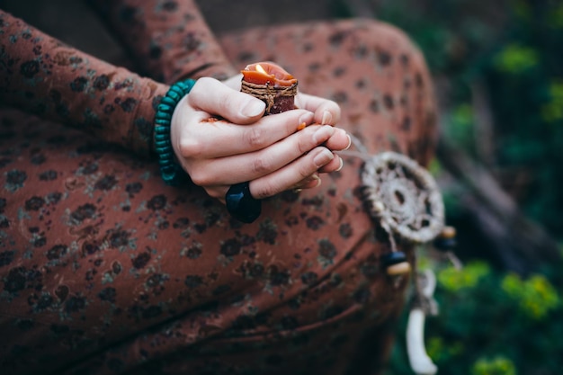 Belle jeune femme dans la forêt