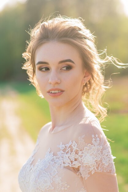 Belle jeune femme dans un jardin fleuri. La mariée.