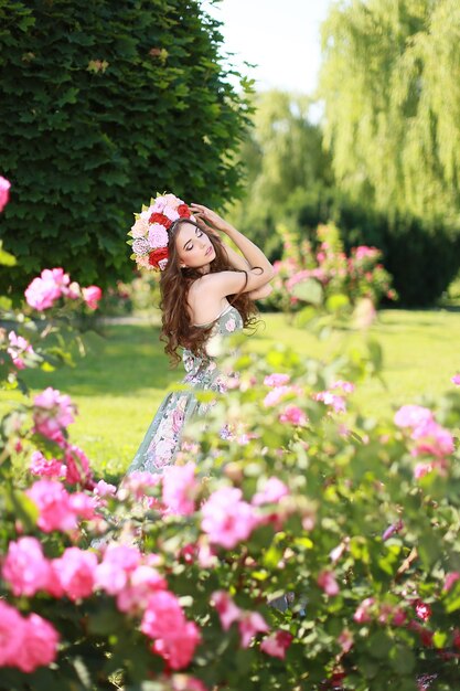 Belle jeune femme dans le jardin fleuri