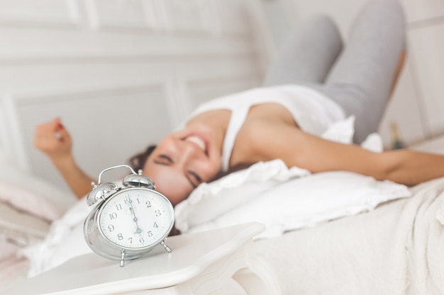 Belle jeune femme dans le lit du matin