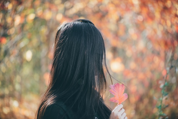 Belle jeune femme dans le parc en automne