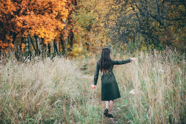 Belle jeune femme dans le parc en automne