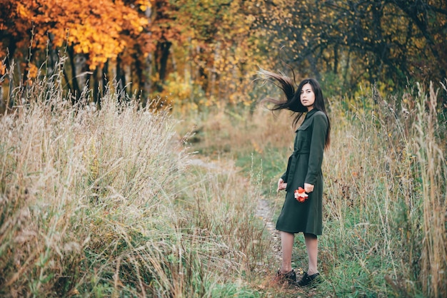 Belle jeune femme dans le parc en automne