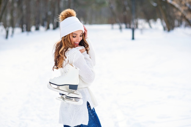 Une belle jeune femme dans un parc enneigé d'hiver