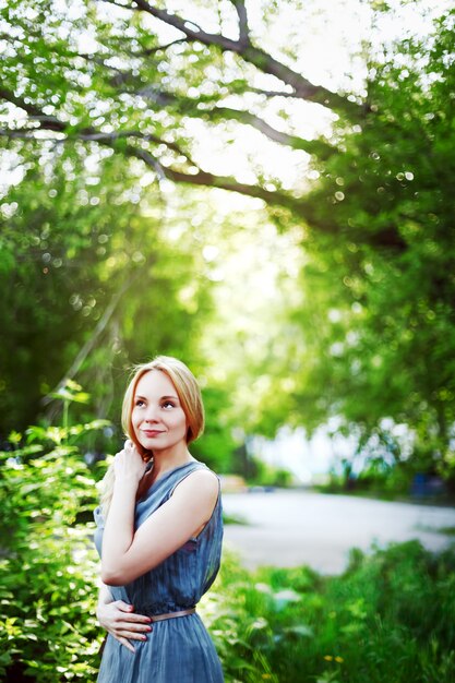 Belle jeune femme dans le parc de l'été