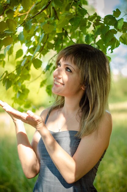 Belle jeune femme dans le parc se repose en été