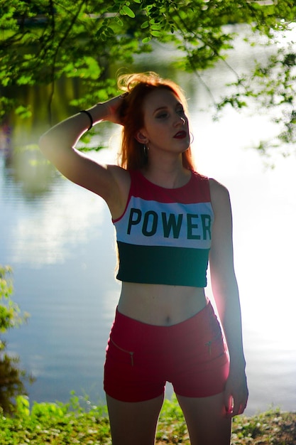 Photo une belle jeune femme dans le parc.