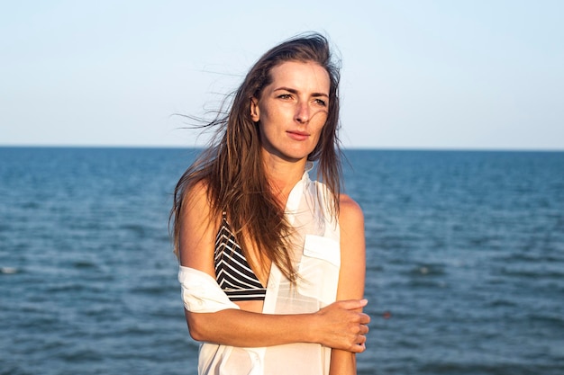 Belle jeune femme dans un paréo léger sur le fond de la mer