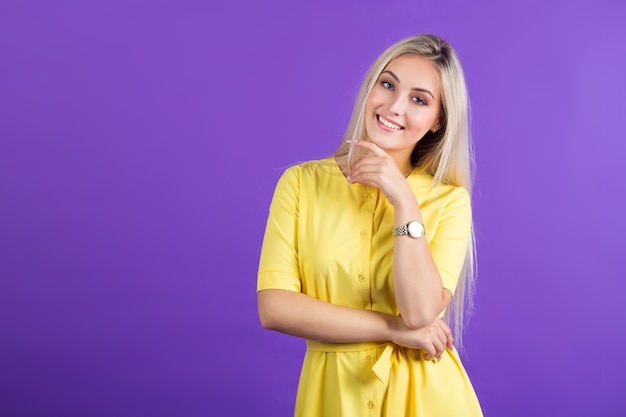 belle jeune femme dans une robe jaune