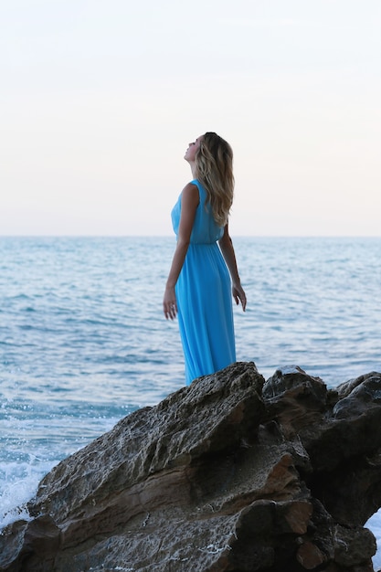 Belle jeune femme dans une robe longue