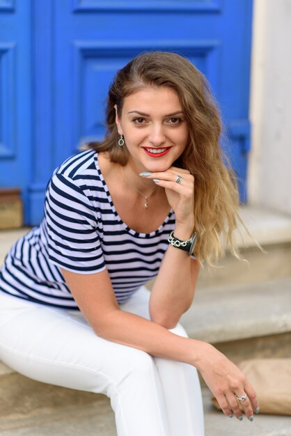 Belle jeune femme dans les rues de France