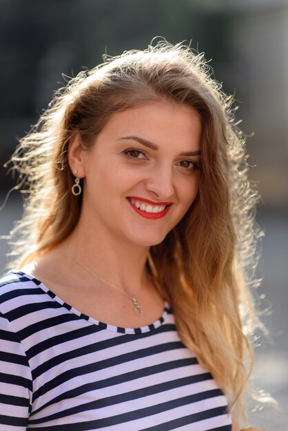 Belle jeune femme dans les rues de France