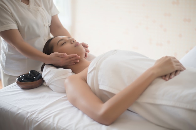 Belle jeune femme dans un salon spa