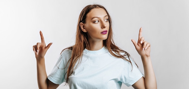 Belle jeune femme dans un t-shirt blanc