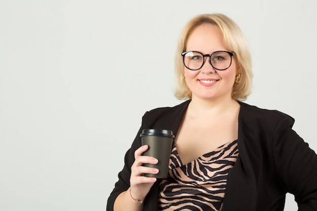 belle jeune femme dans des verres avec une tasse de café