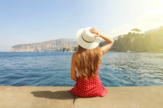 Belle jeune femme dans le village de Sorrente, Italie