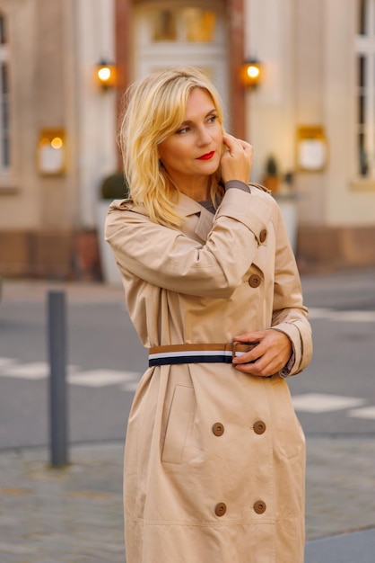 Belle jeune femme dans la ville en automne