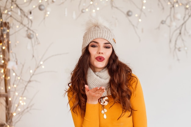 Belle jeune femme avec des décorations d'hiver