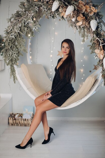 Belle jeune femme avec des décorations de Noël