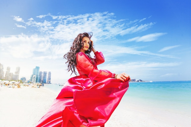 Belle jeune femme déguisée debout sur une plage de Jumeirah à Dubaï