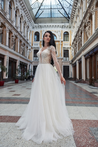 Belle jeune femme délicate, mariée en robe de mariée luxueuse