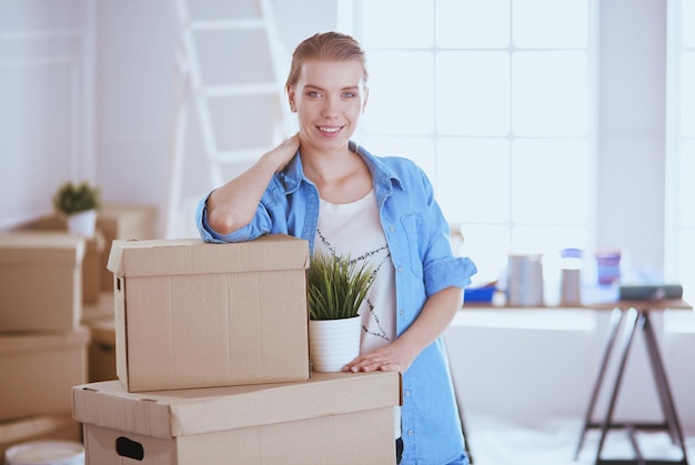 Belle jeune femme déménageant dans une nouvelle maison