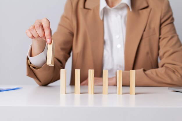 Belle jeune femme démontre sur le concept de développement des affaires de barres en bois