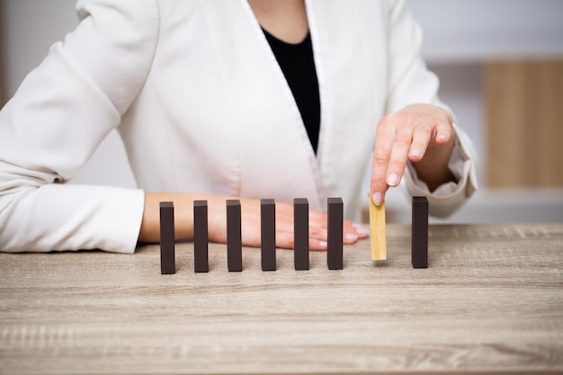 Photo belle jeune femme démontre sur le concept de développement des affaires de barres en bois