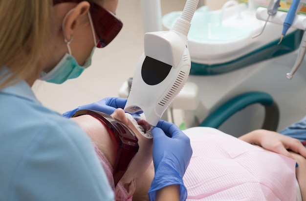 Belle jeune femme avec des dents saines sur fond blanc mon sourire est parfait dentiste avec un cul...