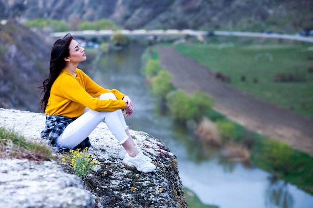 Belle jeune femme détente en plein air