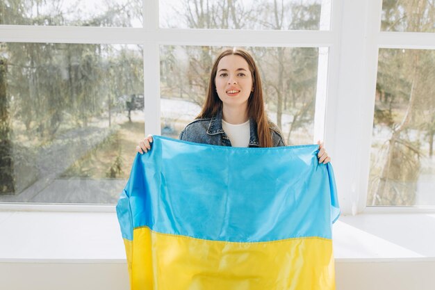 Belle jeune femme avec le drapeau de l'Ukraine