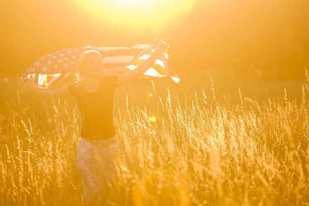 Belle jeune femme avec drapeau USA