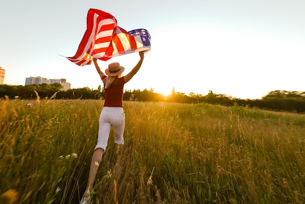 Photo belle jeune femme avec drapeau usa