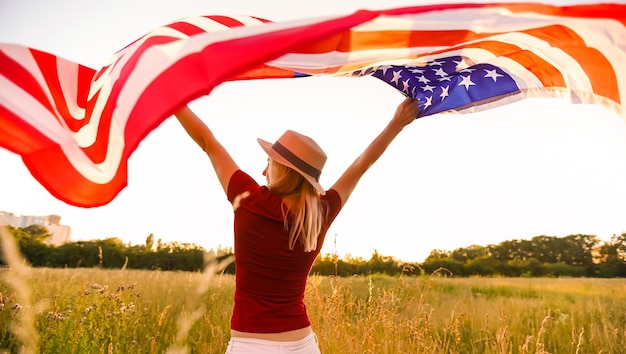 Belle jeune femme avec drapeau USA