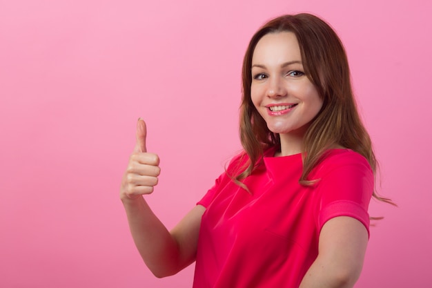 Belle jeune femme avec du maquillage avec le geste de la main