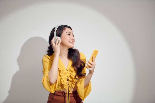 Belle jeune femme écoutant de la musique via le casque