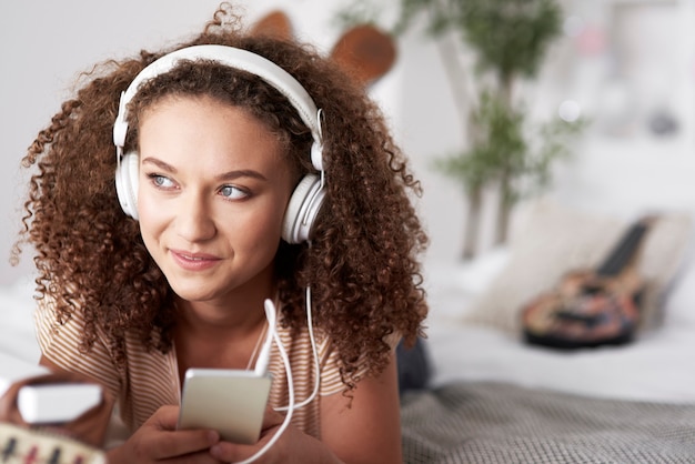 Belle jeune femme écoutant de la musique