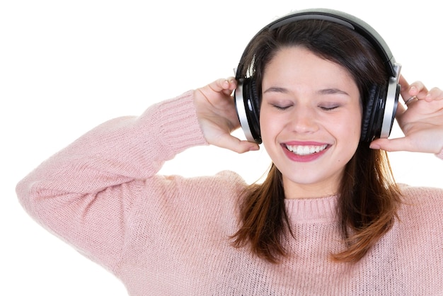 Belle jeune femme écoute de la musique avec des écouteurs sur blanc