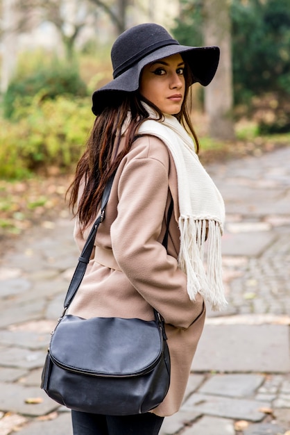 Belle jeune femme élégante avec un chapeau dans le parc en automne