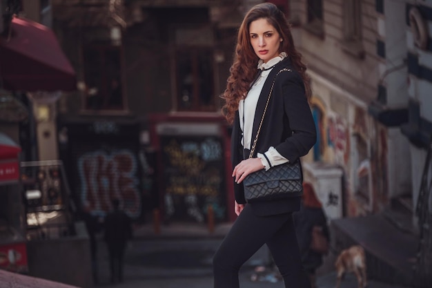 Belle jeune femme élégante marchant dans les rues atmosphériques d'Istanbul