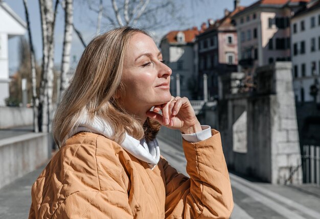 Une belle jeune femme élégante marchant dans la ville Ambiance romantique rêvant d'un concept de style de vie