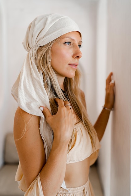 Belle jeune femme élégante portant un turban avec des accessoires orientaux posant en plein air