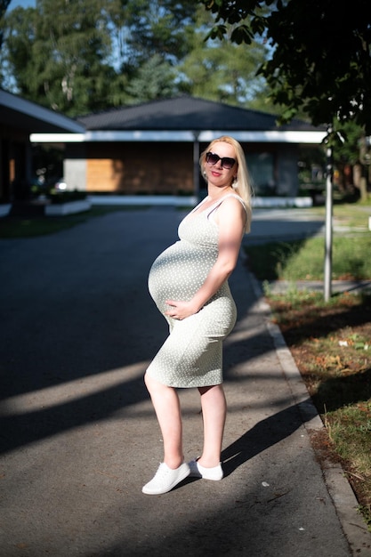 Belle jeune femme enceinte à l'extérieur