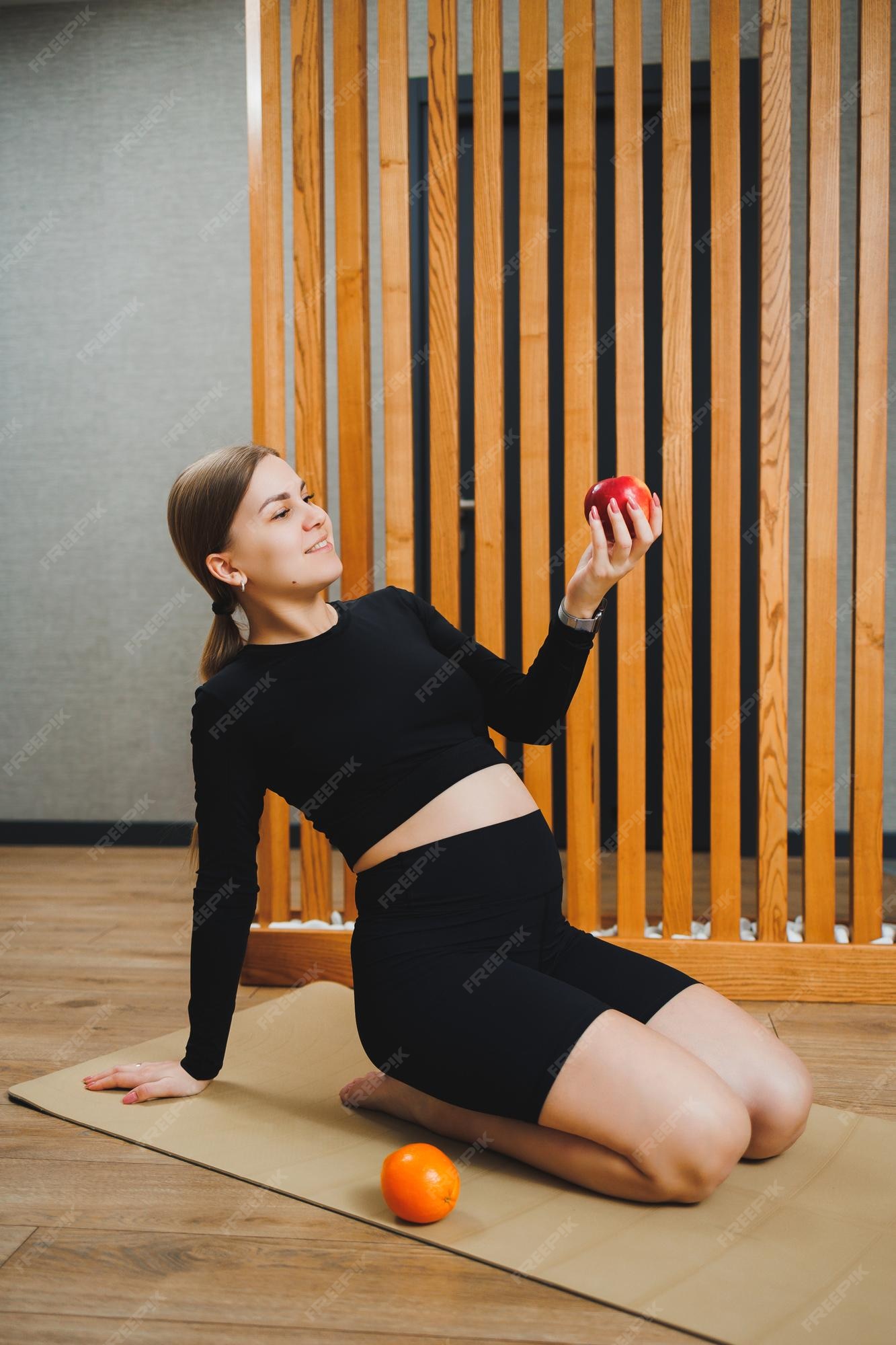 Belle Jeune Femme Enceinte En Leggings Hauts Uniformes De Vêtements De Sport  Une Alimentation Saine Pour Les Femmes Enceintes Une Alimentation  équilibrée